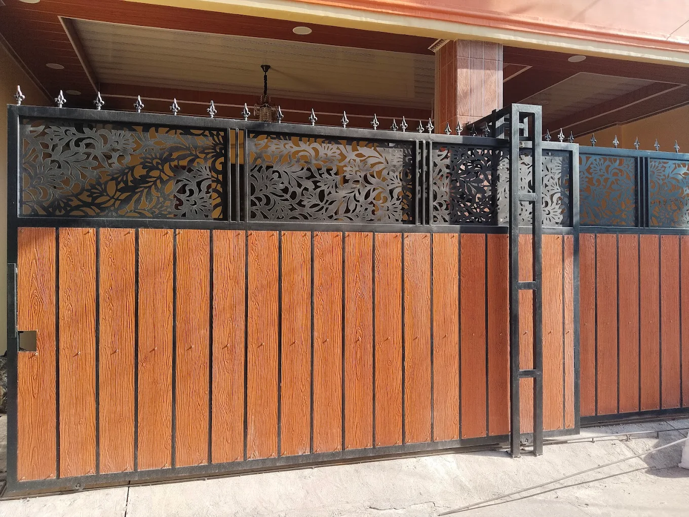 Pagar kombinasi GRC motif kayu dan besi tempa pengerjaan bengkel las jakarta utara