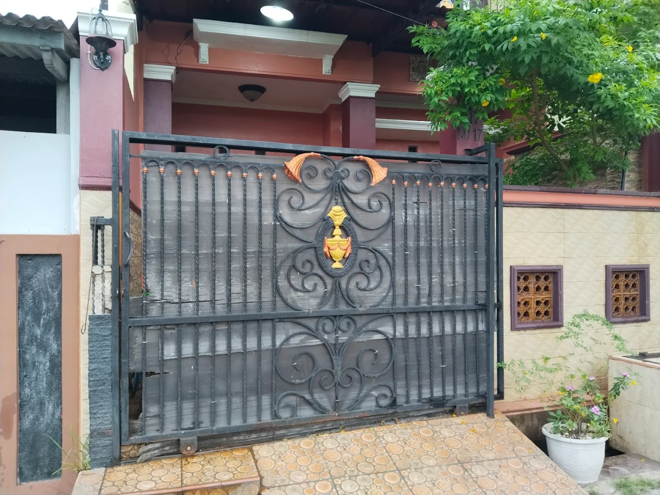 Pagar besi tempa dengan ornamen klasik untuk perumahan di jakarta utara