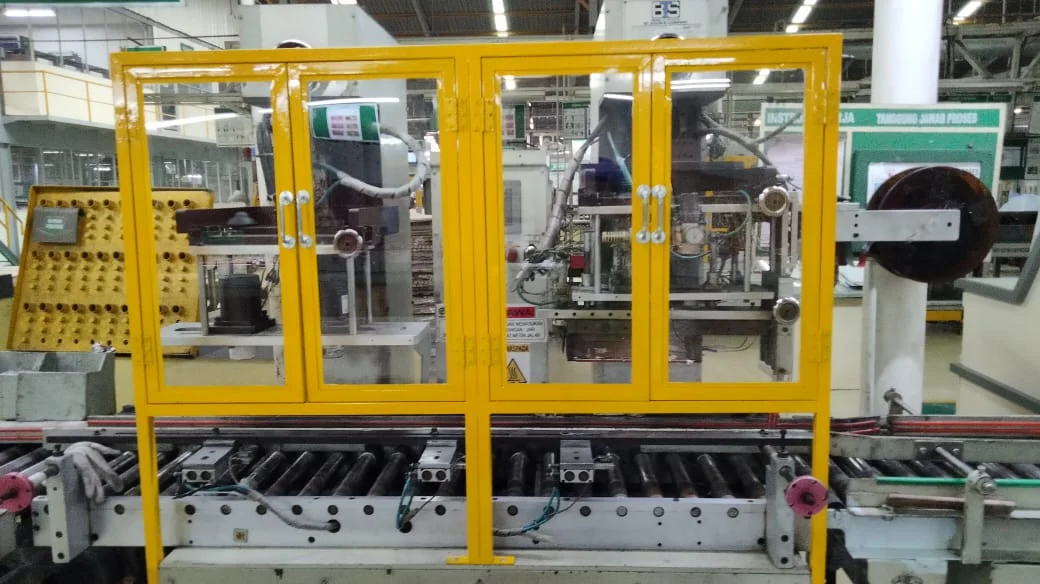 Pembuatan rangka besi pelindung mesin industri pabrik oleh bengkel las profesional jakarta utara